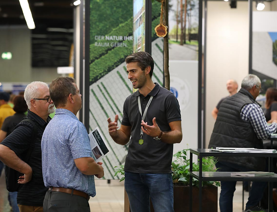 Besucher auf dem Messestand