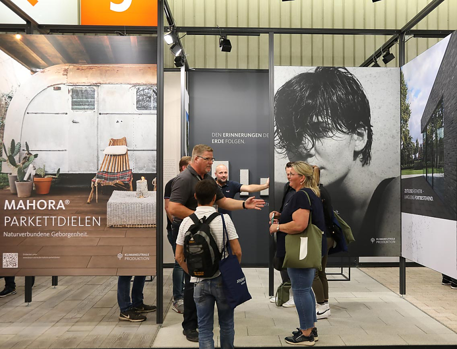 Besucher auf dem Messestand