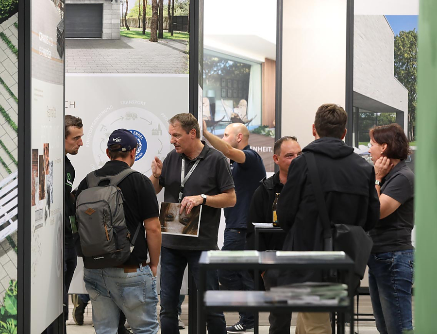 Besucher auf dem Messestand