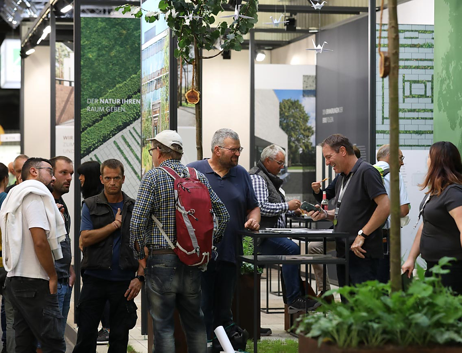 Besucher auf dem Messestand