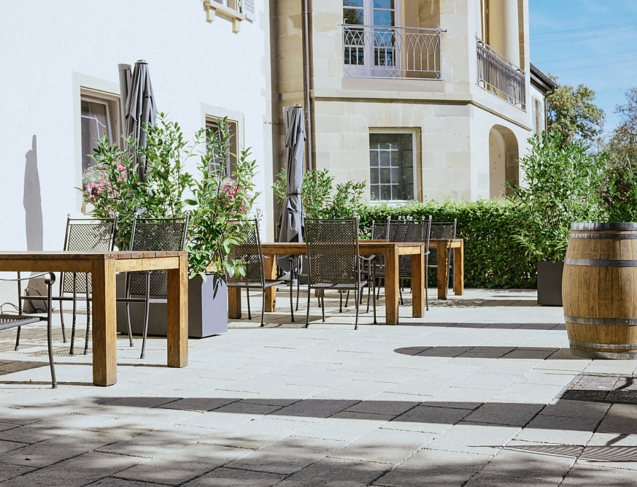 Terrasse beim Schloss Monrepos mit SANTURO Terrassenplatten