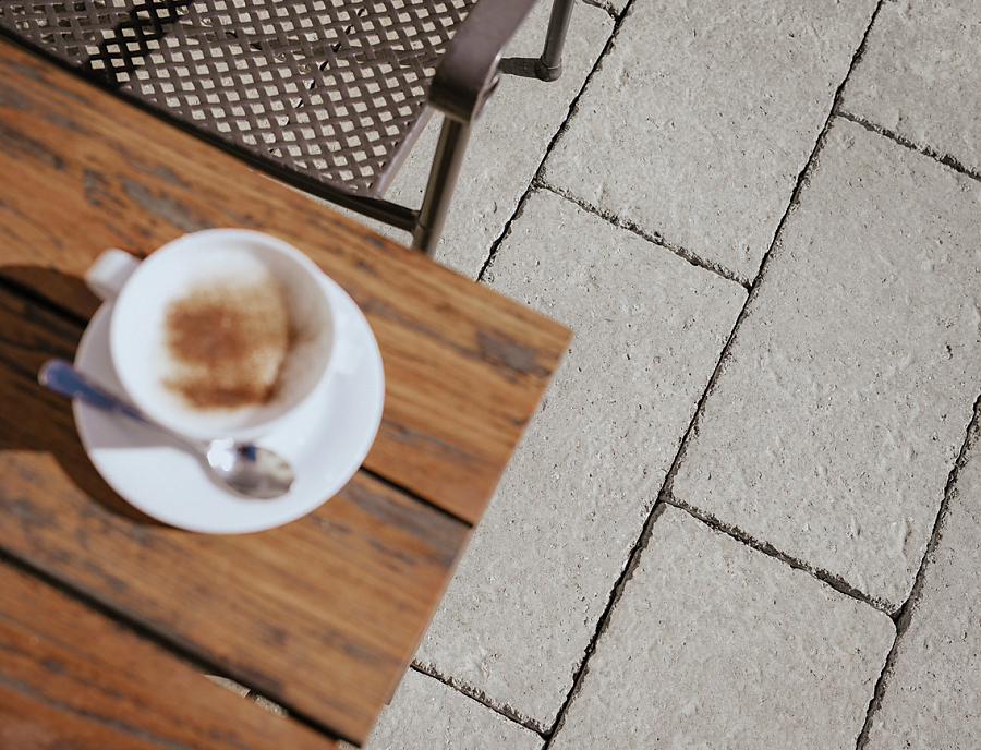 Terrasse beim Schloss Monrepos mit SANTURO Terrassenplatten