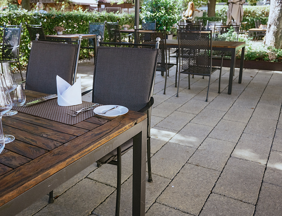 Terrasse beim Schloss Monrepos mit SANTURO Terrassenplatten