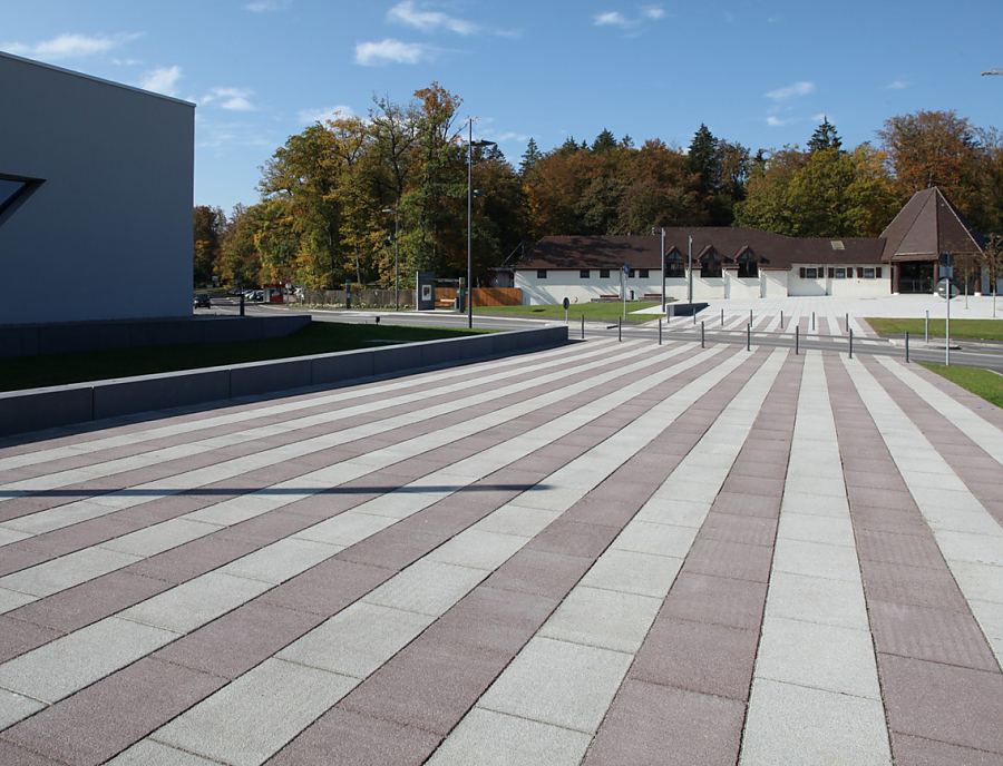 Anwendung von ARCADO Pflastersteinen am Congresscentrum Heidenheim