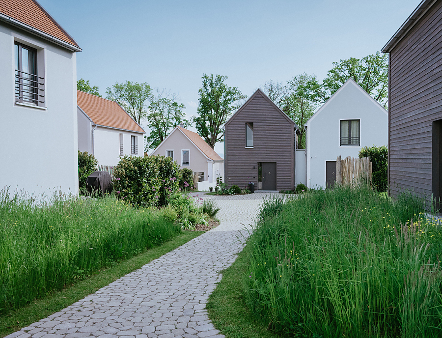 Weg mit ARENA NOVA Pflastersteinen in Naturgrau