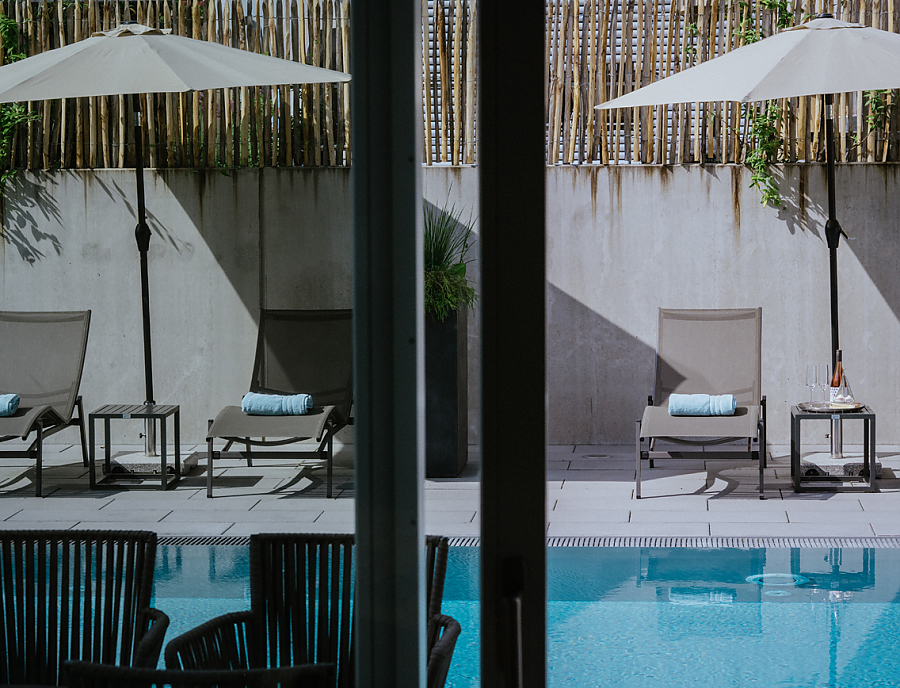 VELVET CONCRETE Terrassenplatten am Pool