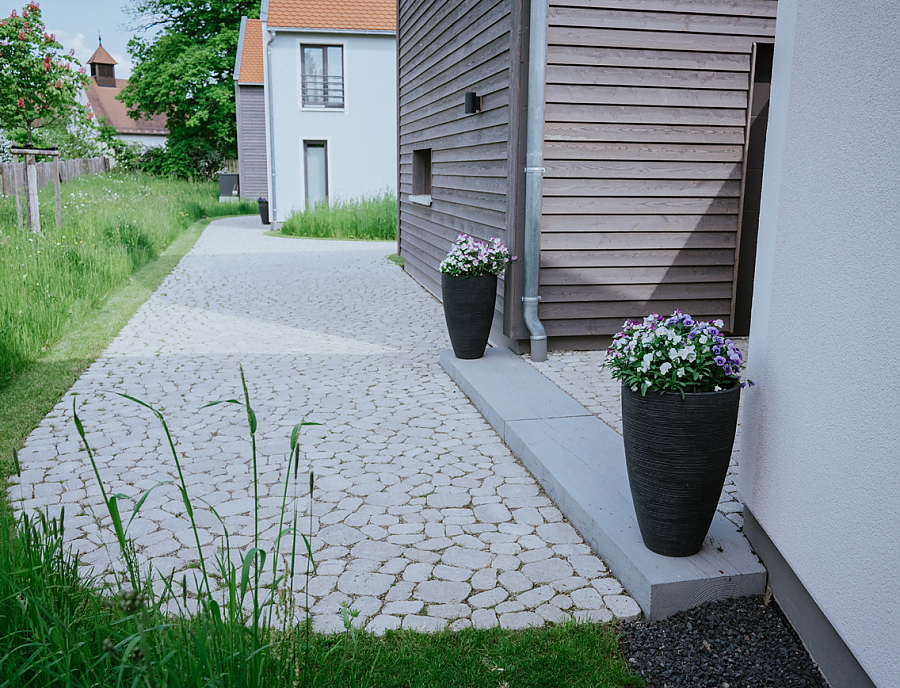 ARENA Pflastersteine und MAHORA Großstufe im Eingangsbereich.