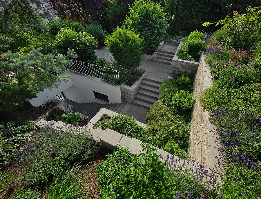 Garten in Hanglage mit SANTURO Mauer