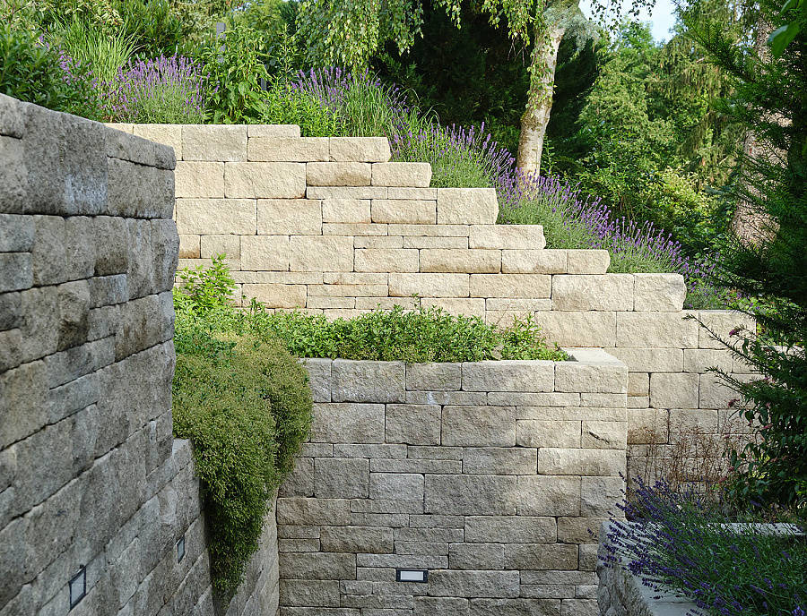 Gartenhang mit SANTURO Mauer