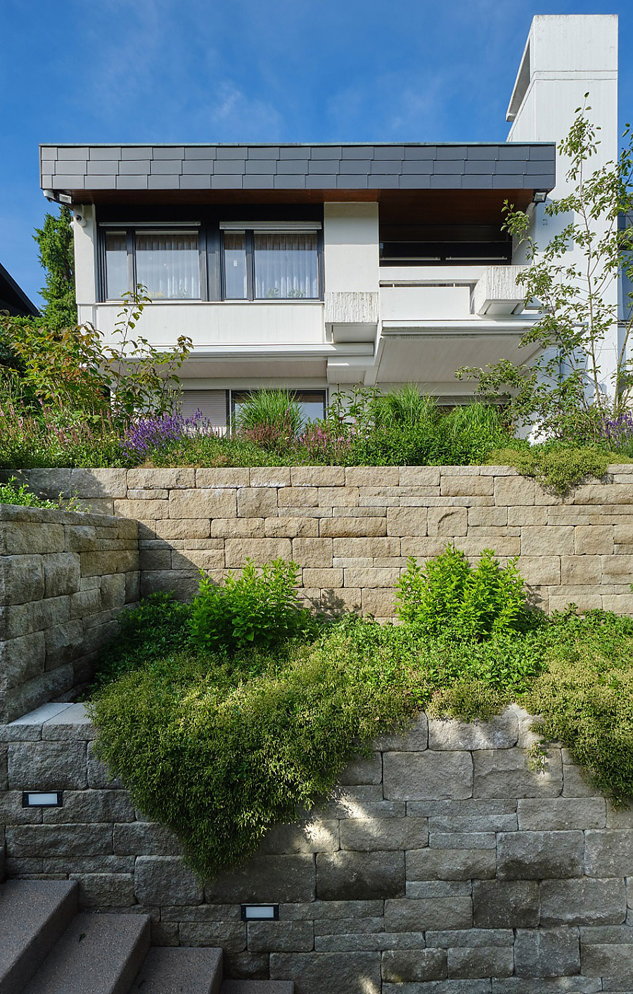 Garten in Hanglage mit SANTURO Mauer