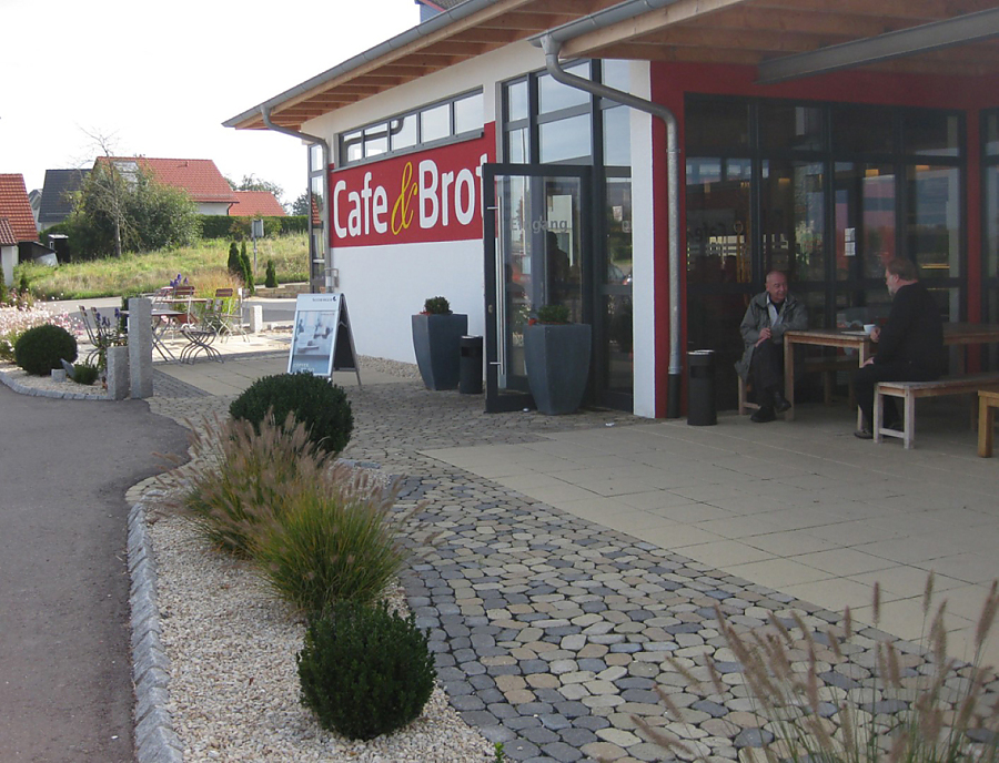 Anwendung von ARENA Pflastersteinen beim Bistro in Enzisreute