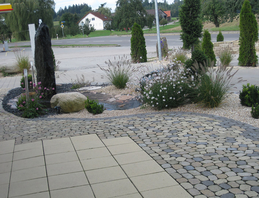 Anwendung von ARENA Pflastersteinen beim Bistro in Enzisreute