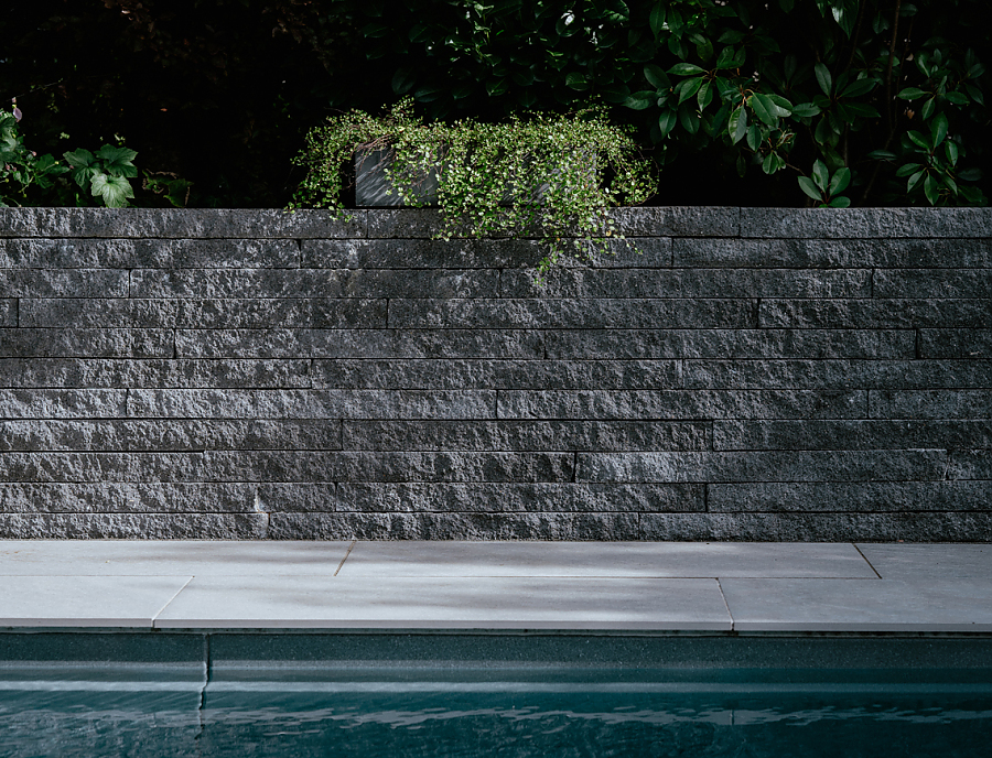 CULT LONG-LINE Nr. 152 Basalt als Gartenmauer bei einem Pool