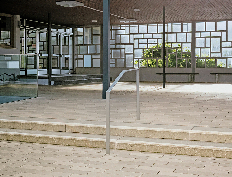 VELVET CONCRETE Pflastersteine im Eingangsbereich der Schule Wangen.