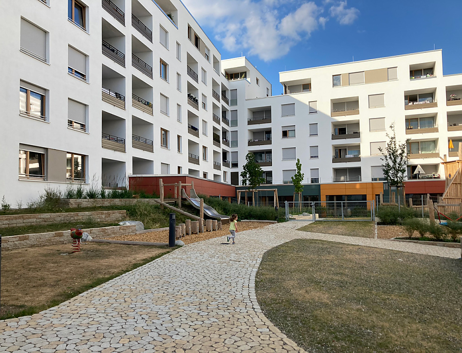 ARENA Pflastersteine und SANTURO Landhausmauer in einer Wohnanlage.