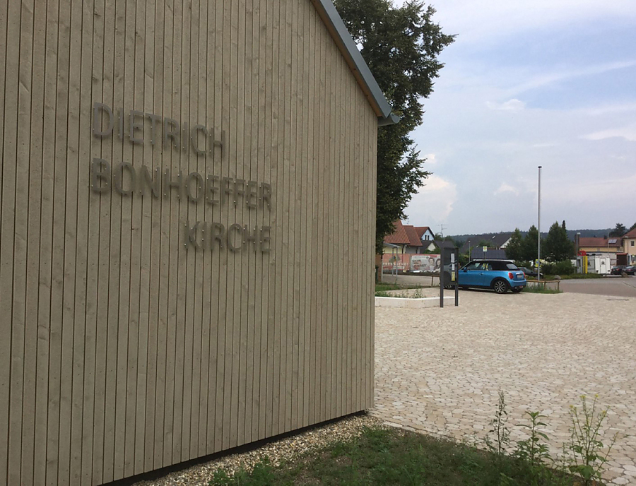 Anwendung von ARENA Pflastersteine bei der Kirche Wenzenbach