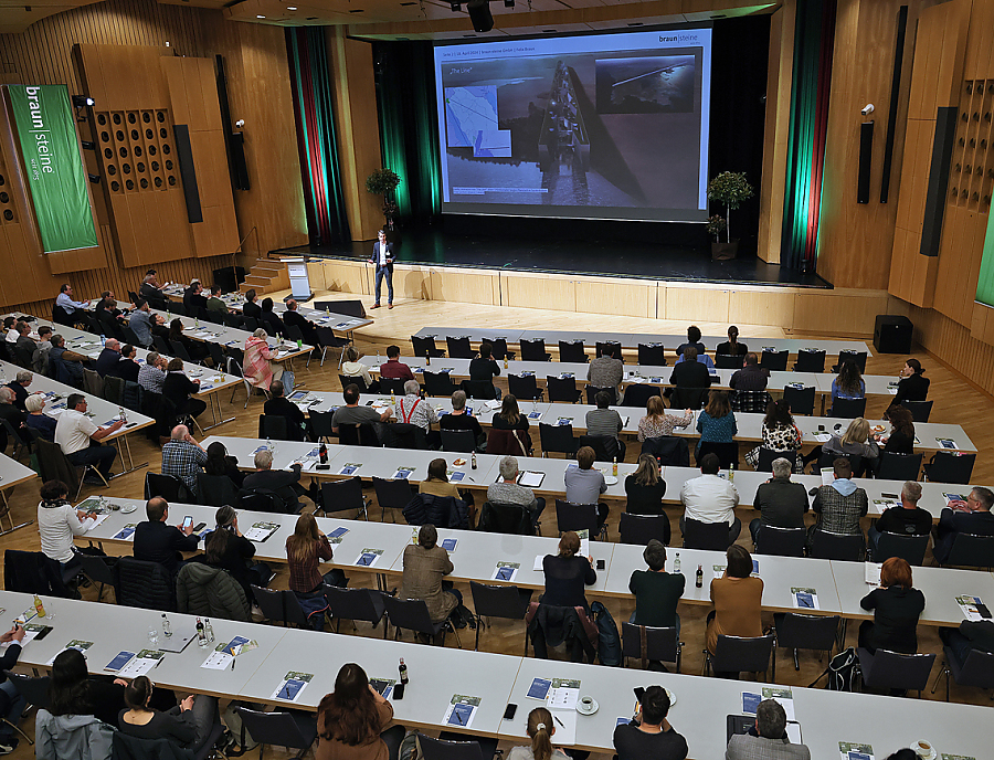 Veranstaltungssaal mit Publikum beim SteinForum