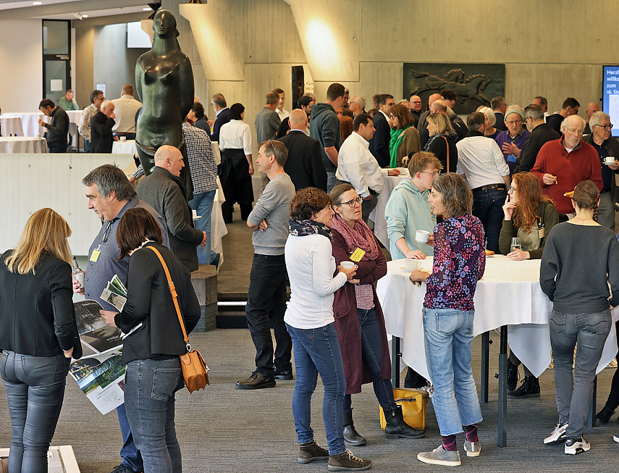 Besucher im Foyer beim SteinForum