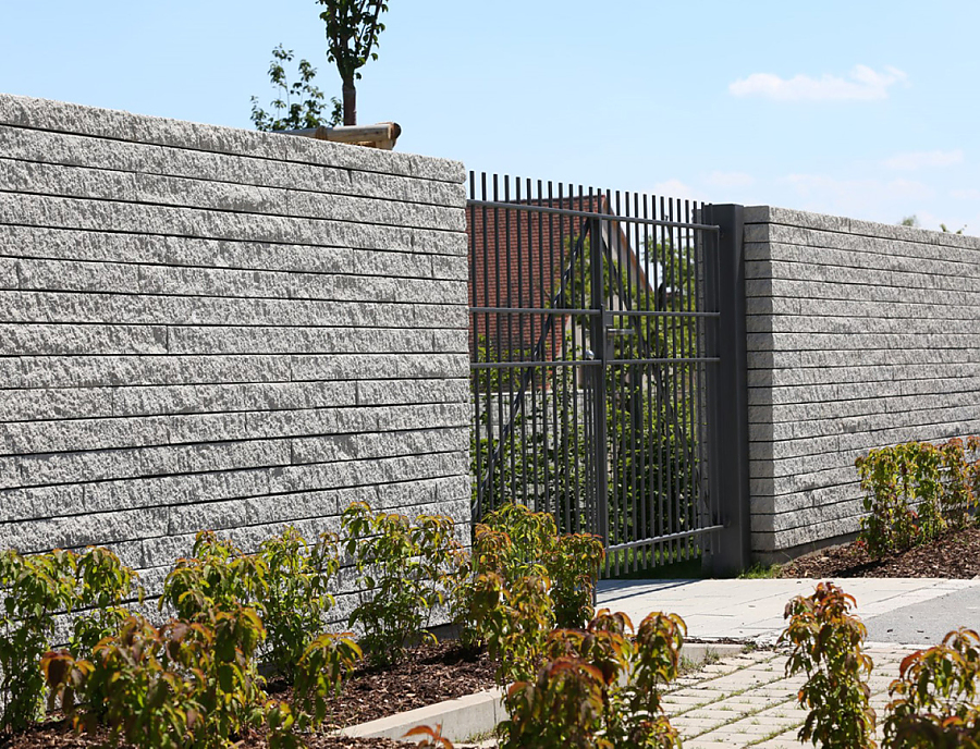 Anwendung von CULT Long-Line Mauer am Friedhof Obermichelbach