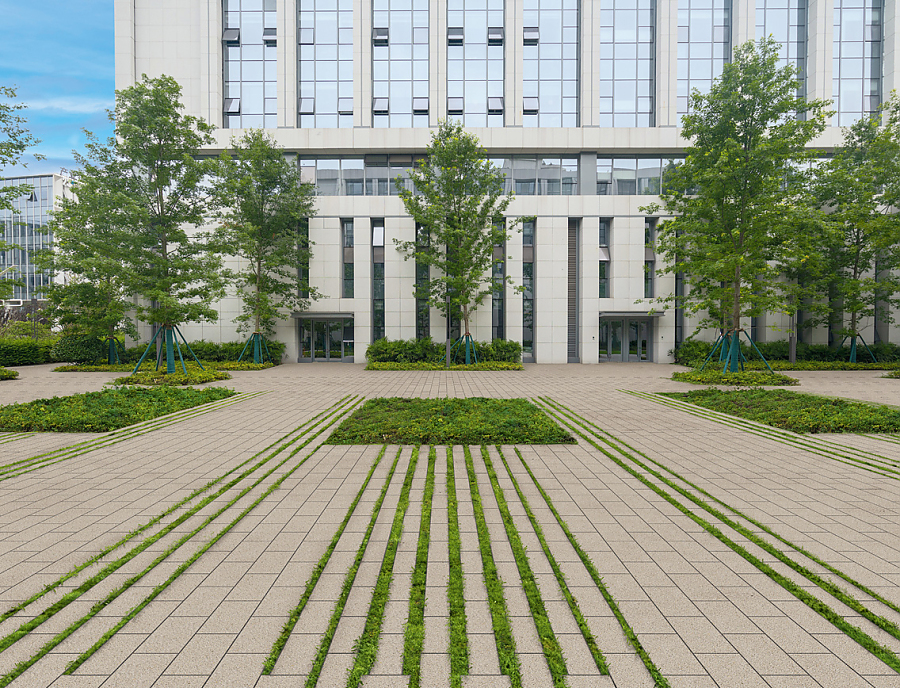 Öffentlicher Platz mit Vegetationsfugensteinen