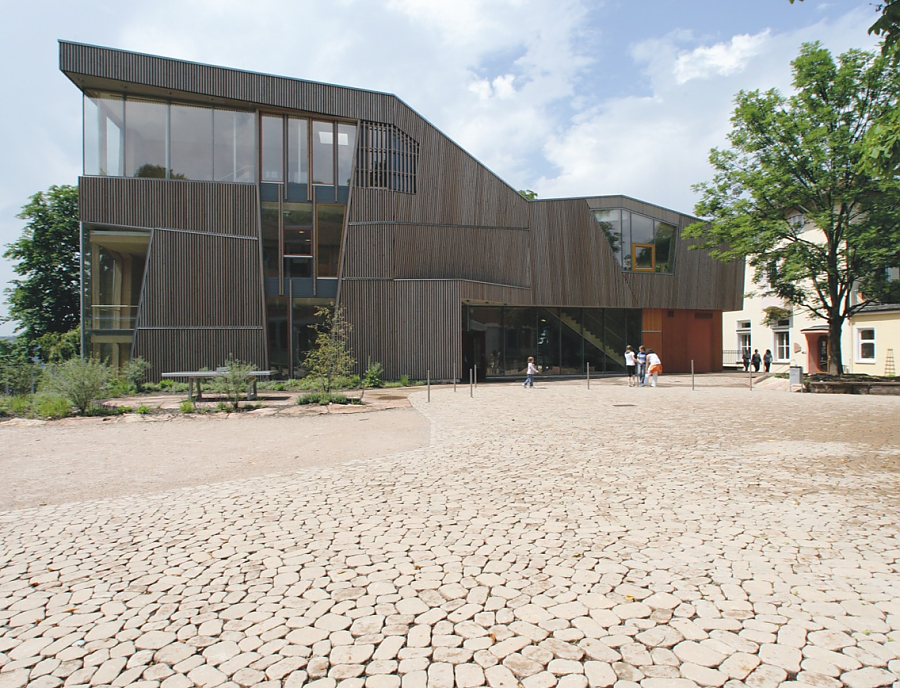Arena Fläche vor Gebäude