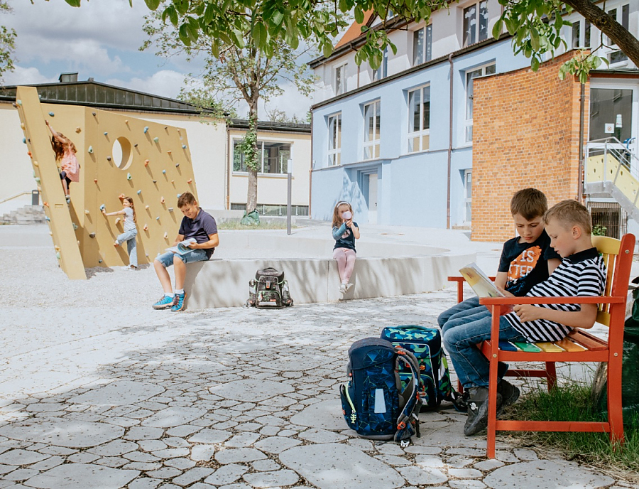 Arena Fläche mit Kinder