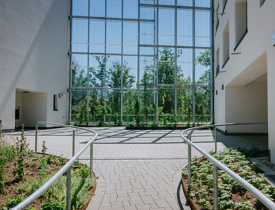 Quartiersplatz mit TWIST Pflastersteinen Nr. 10 Naturgrau