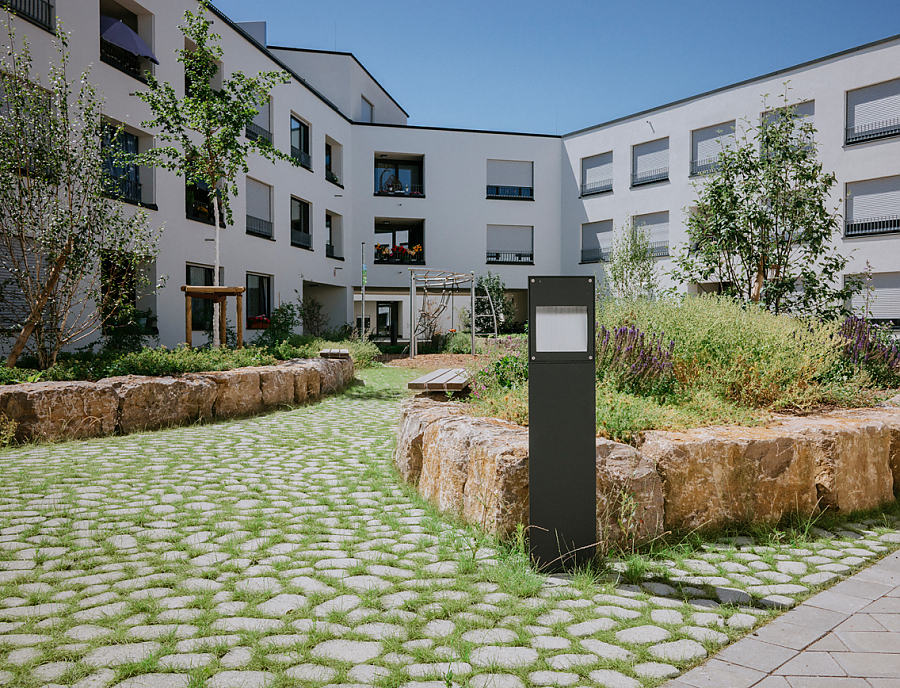 Platzgestaltung mit ARENA Vegetationsfugenstein Nr. 10 Naturgrau