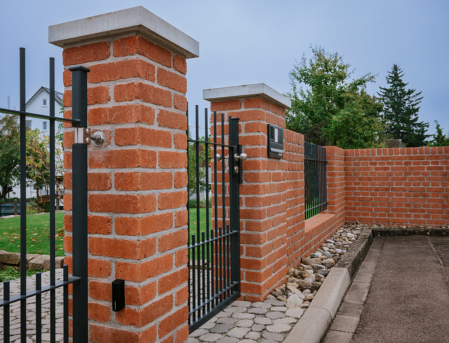 Eingangstor mit MAURINO Gartenstein Nr. 117 Ziegel-Rot