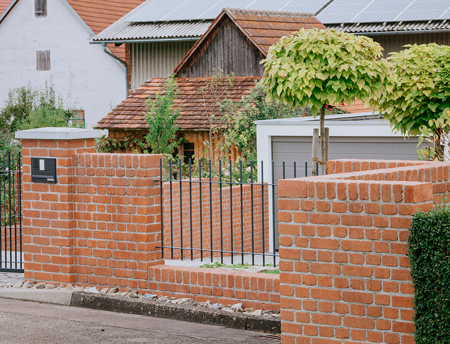 Eingangstor mit MAURINO Gartenstein Nr. 117 Ziegel-Rot
