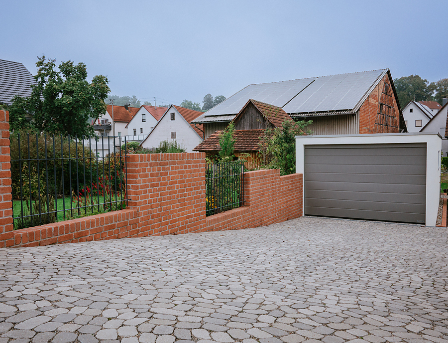 Hofeinfahrt mit ARENA Pflastersteinen Nr. 18 Grau-Schattiert