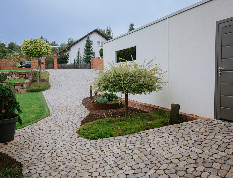 Hofeinfahrt mit ARENA Pflastersteinen Nr. 18 Grau-Schattiert