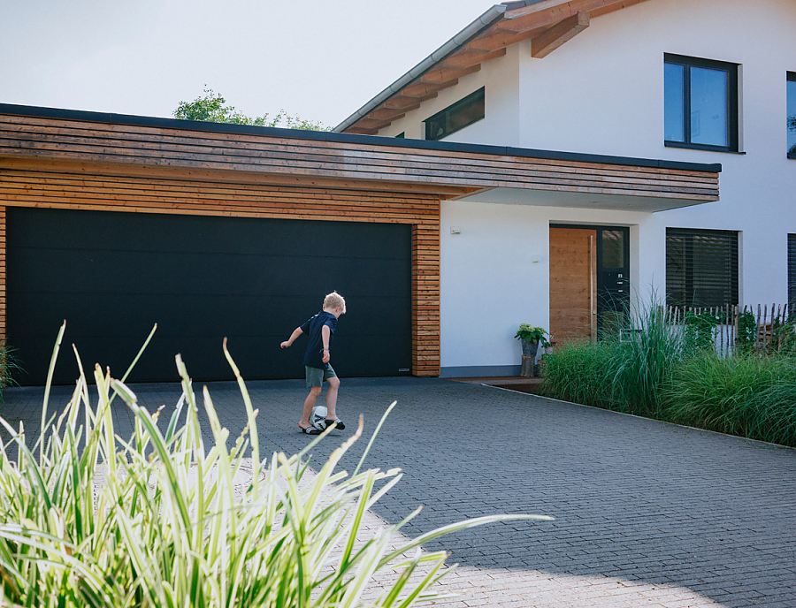 Hofeinfahrt mit MAURINO Riemchenstein vollkantig Nr. 20 Anthrazit