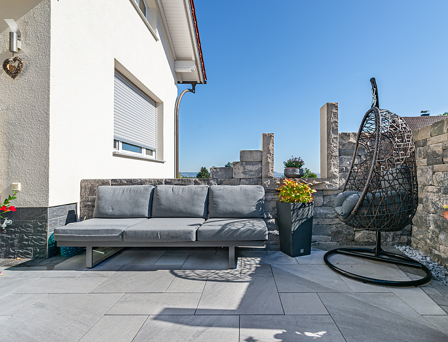 Terrasse mit LIVING MOMENTS Terrassenplatte Nr. 238 Hellgrau