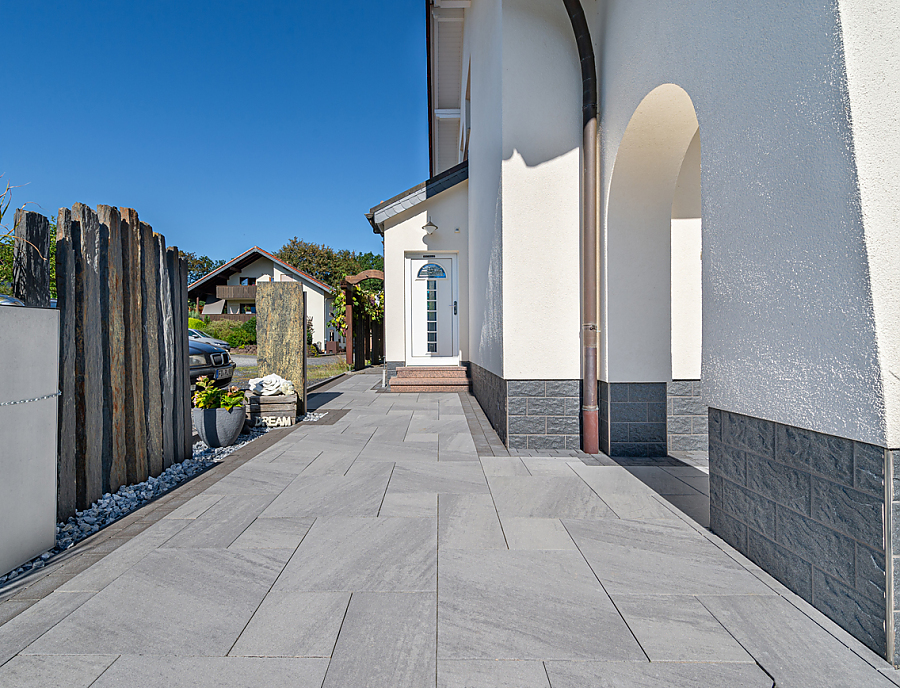 Terrasse mit LIVING MOMENTS Terrassenplatte Nr. 238 Hellgrau