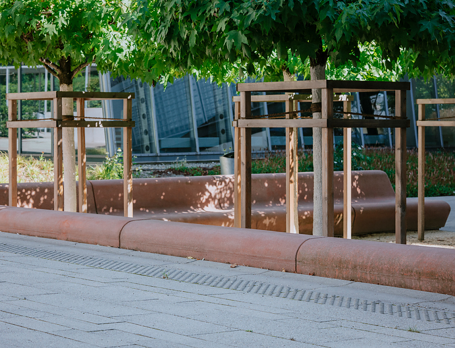 Rotes Sofa aus Beton