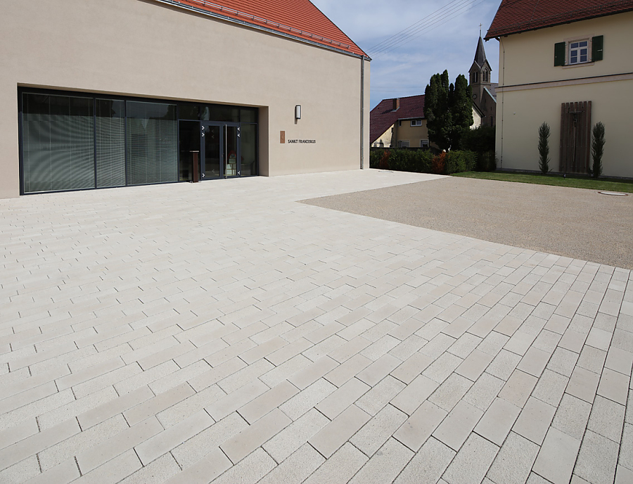 SPIRELL PLANLINE Pflastersteine am Gemeindehaus Katholische Kirchengemeinde, Fichtenau