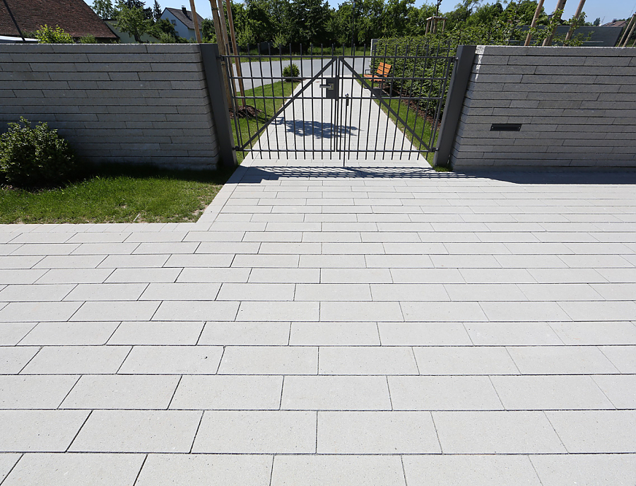 Anwendung von SPIRELL kugelgestrahlt PLANLINE Pflastersteinen am Friedhof Obermichelbach