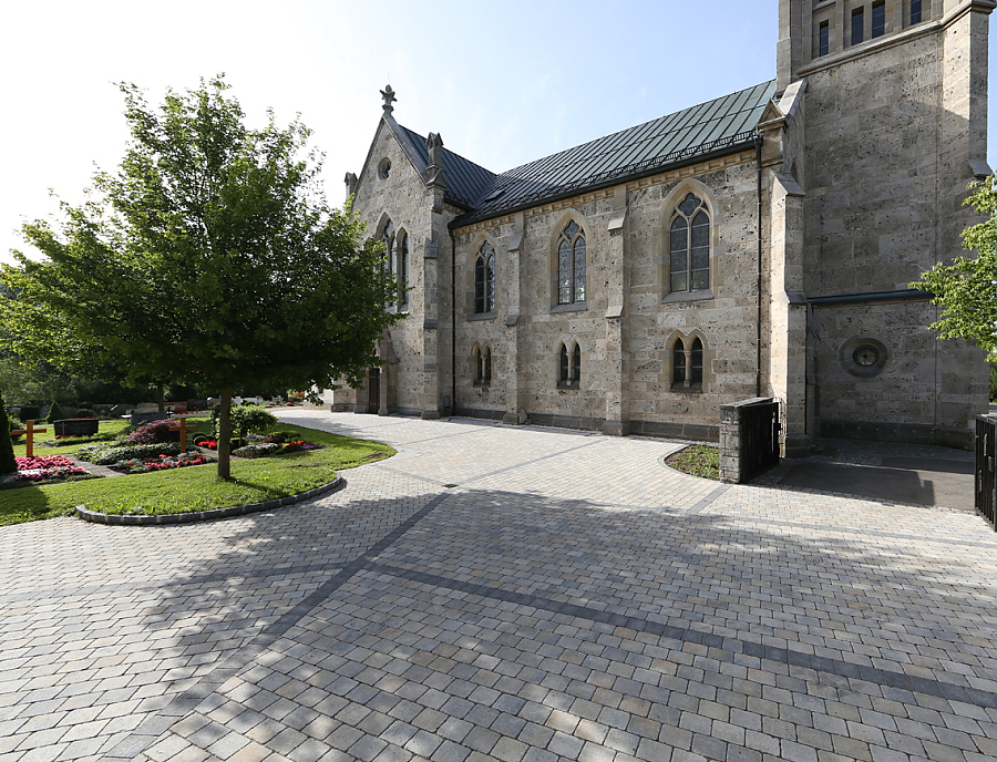 TEGULA Pflastersteine bei der Kirche Römerstein