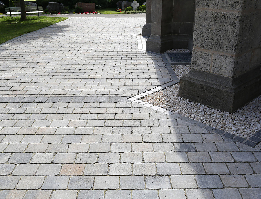 TEGULA Pflastersteine bei der Kirche Römerstein