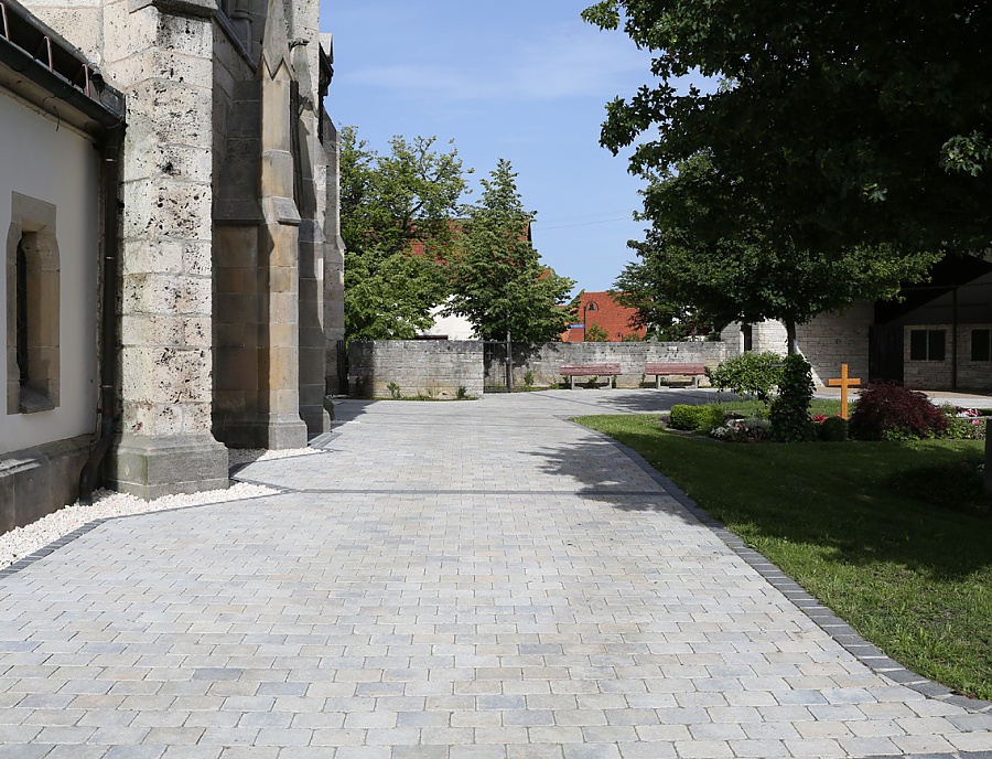 TEGULA Pflastersteine bei der Kirche Römerstein