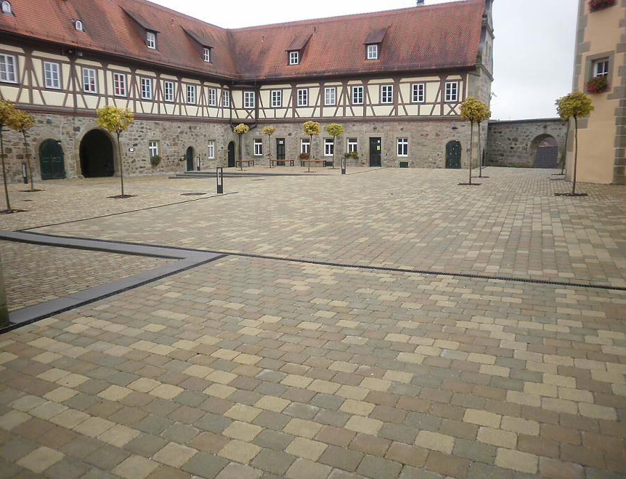 TEGULA Pflastersteine im Schlosshof Michelbach