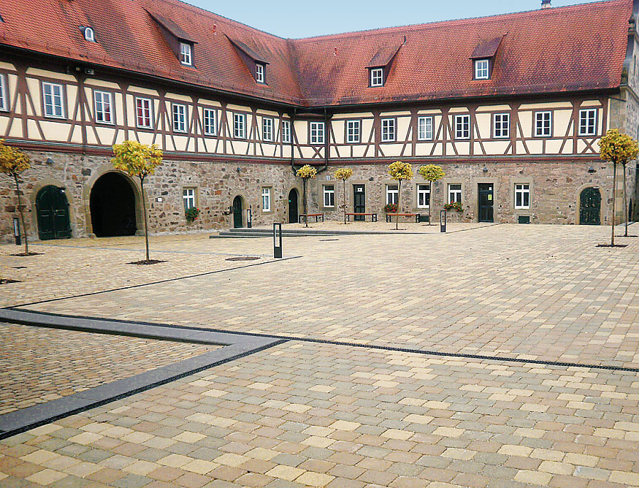 ARENA und TEGULA Pflastersteine Schlosshof Michelbach Anwendung ARENA Pflastersteine und TEGULA Pflastersteine