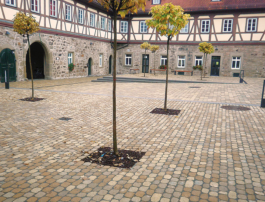 ARENA und TEGULA Pflastersteine im Schlosshof Michelbach Anwendung ARENA Pflastersteine und TEGULA Pflastersteine