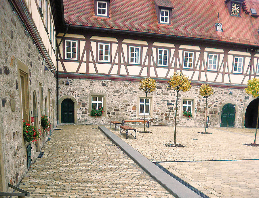 ARENA und TEGULA Pflastersteine Schlosshof Michelbach Anwendung ARENA Pflastersteine und TEGULA Pflastersteine