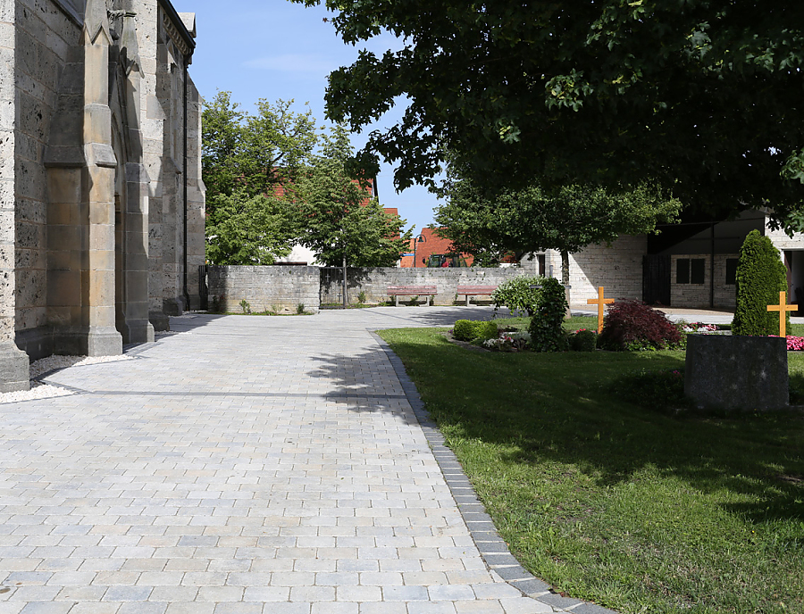 TEGULA Pflastersteine bei der Kirche Römerstein