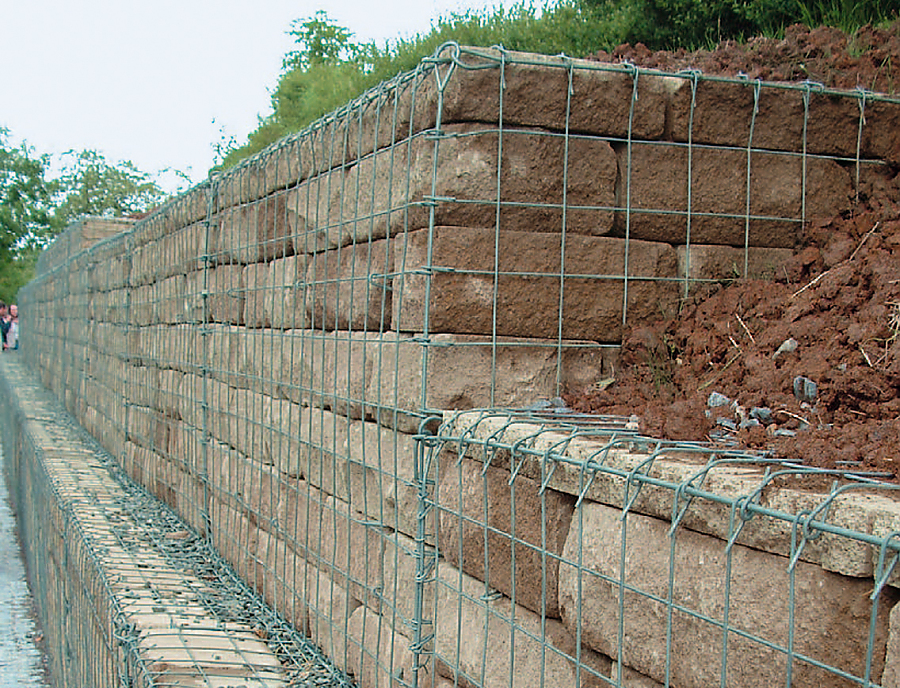 Anwendung SANTURO Weinbergmauer in Gabionenbauweise