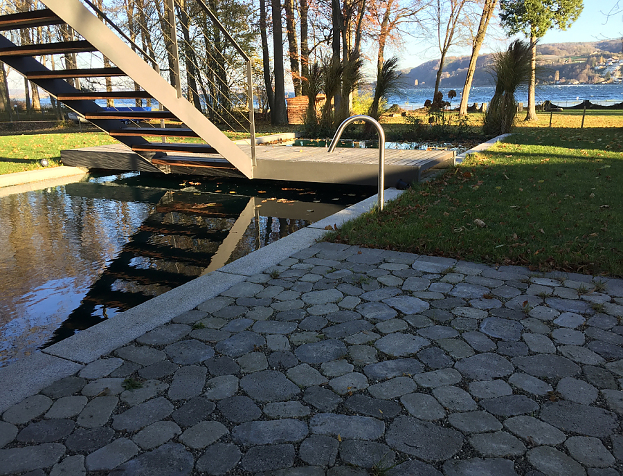 Preisverleihung ARENA-Wettbewerb ARENA Pflastersteine verlegt in einem Garten mit Pool