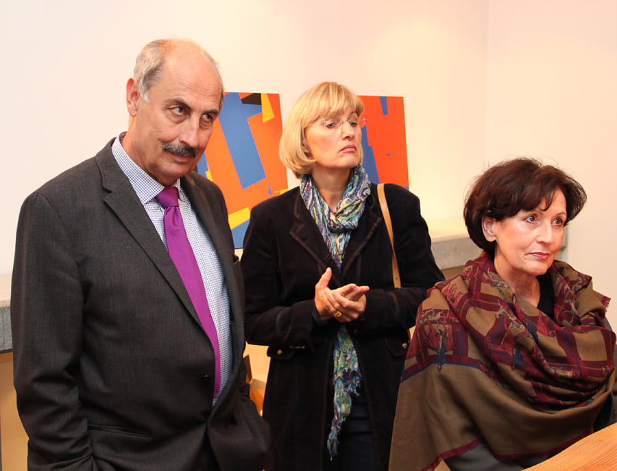 Besucher bei der Vernissage mit dem Kuenstler Horst Kuhnert