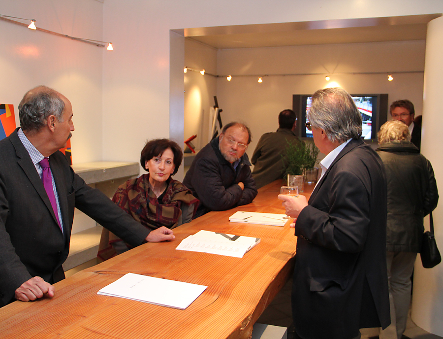 Besucher bei der Vernissage